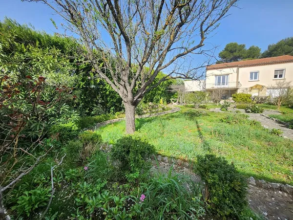 CHATEAUNEUF DE GADAGNE - ENTRE AVIGNON ET ISLE SUR LA SORGUE - MAISON AVEC ANNEXES ET 2 GARAGES SUR 
