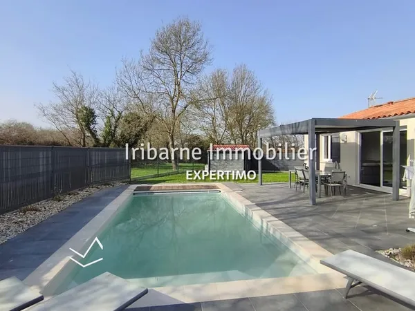 Maison de plain pied avec piscine