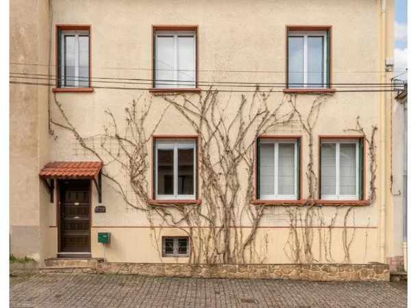 Charme et Authenticité : Grande Maison de Village de 200 m2 avec Patio
