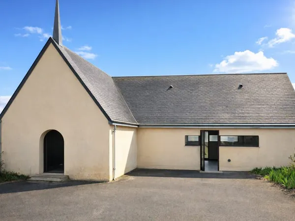 BIEN ATYPIQUE - Ancienne chapelle à réhabiliter - Esprit maison avec jardin - La Pommeraye