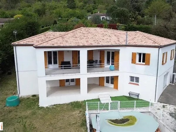 Cette maison aux volume lumineux et harmonieux,