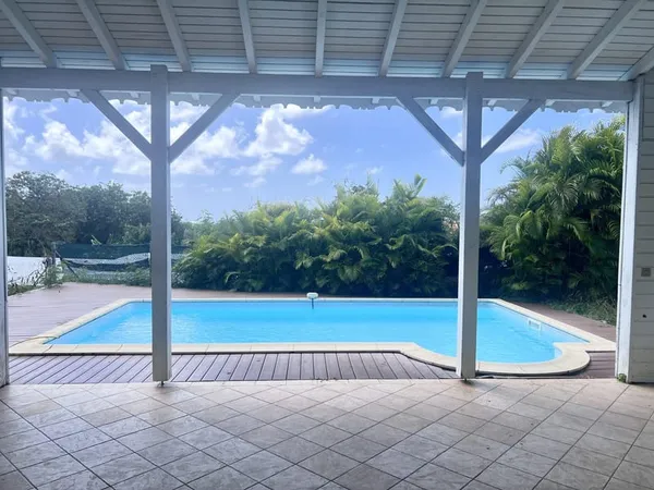 Villa avec piscine Quartier résidentiel recherché proche m