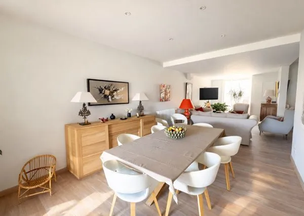 Maison de ville de 162 m² avec jardin, terrasse couverte et dépendance, au calme et proche des commo