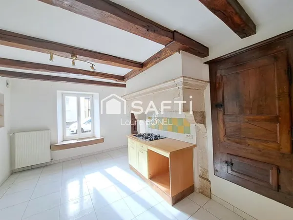Maison de ville rénovée avec dépendances