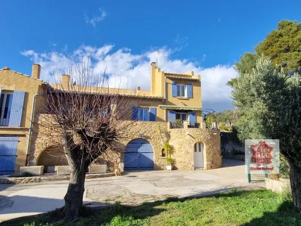 Villa 198 m2 habitables sur 1705 m2 de terrain avec piscine