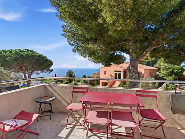 A VENDRE Appartement T3 haut de villa de 60 m2 avec vue mer à Sausset Les Pins 13960
