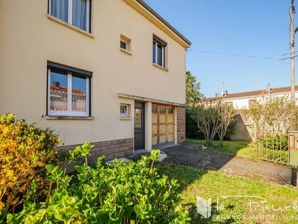 Maison au calme en impasse avec jardin , garage et fort potentiel proche centre-ville