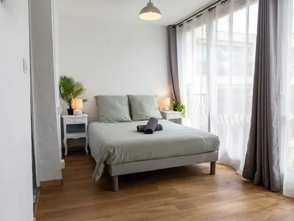 ST CYR SUR MER STUDIO DE 27 m2 + TERRASE FERMEE + CAVE ET PLACE DE PARKING
