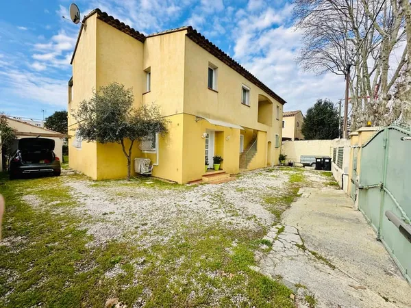 MAISON DE 4 LOGEMENTS AVEC PARKINGS