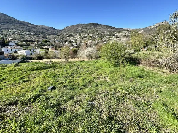 VENCE : Proximité collège beau terrain viabilisé de 807 m2