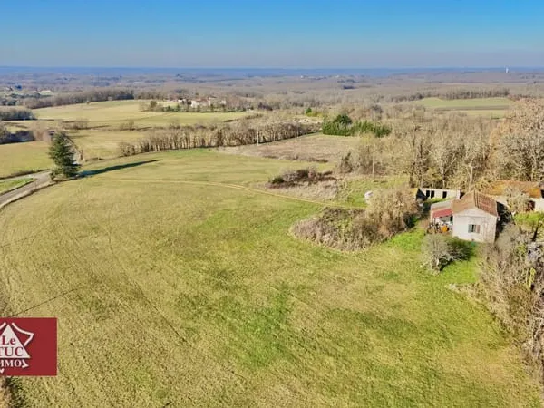 Petite propriété rurale en pierre avec grand terrain.