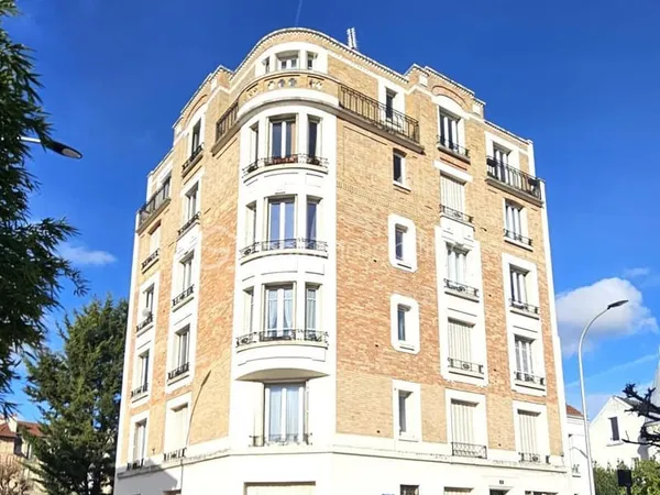 DERNIER ETAGE AVEC BALCON ET VUE SPECTACULAIRE SUR PARIS ET LA DEFENSE
