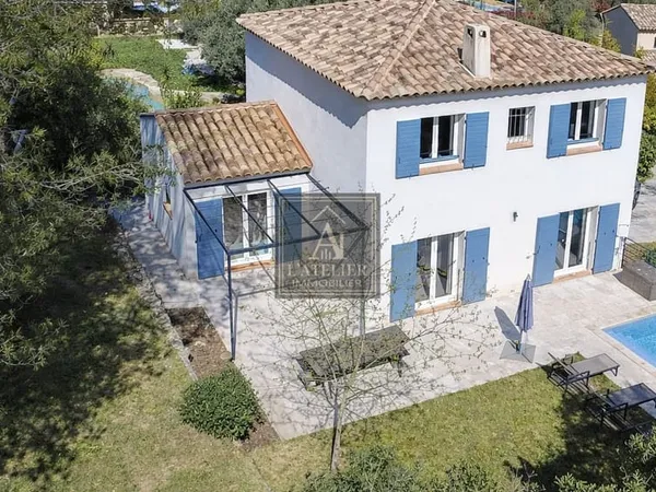 Maison récente avec 5 chambres, piscine et garage