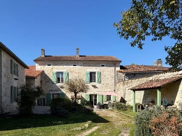 Charras. Maison en pierre de 198 m² avec gîte de 70 m² à terminer