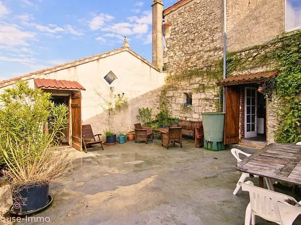 Ensemble de deux habitations avec terrasse et garage coeur de village