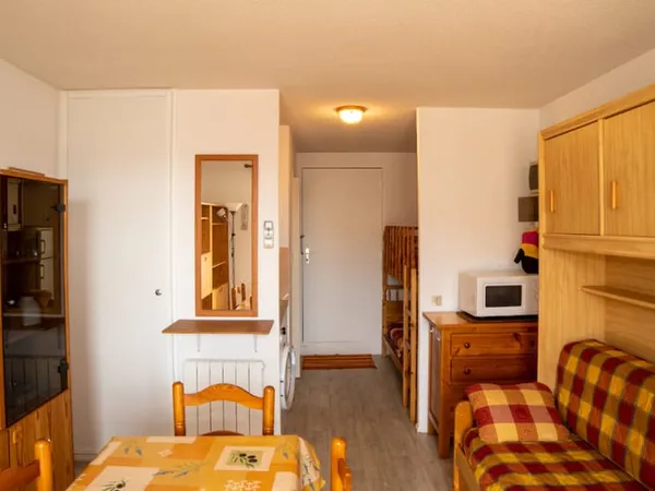 A LOUER STUDIO MEUBLE + LOGGIA PORT LA NOUVELLE