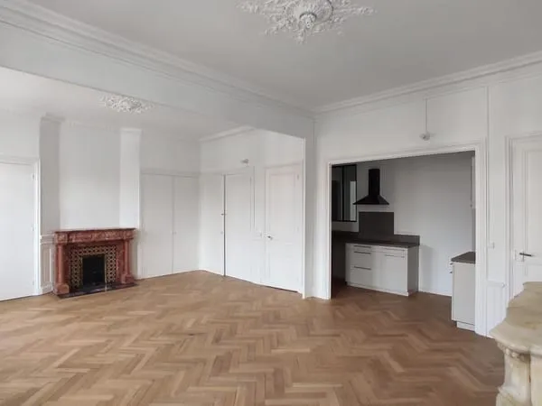 F4 LUMINEUX HAUSSMANNIEN RENOVE