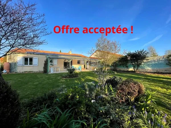 Plain-pied avec préau convivial donnant sur joli jardin et quasi autonome énergétiquemenent !