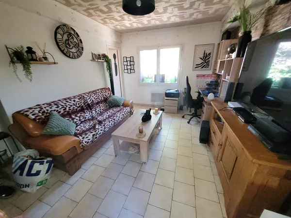 Salles d'Aude Appartement de type IV situé au 1er étage d'u