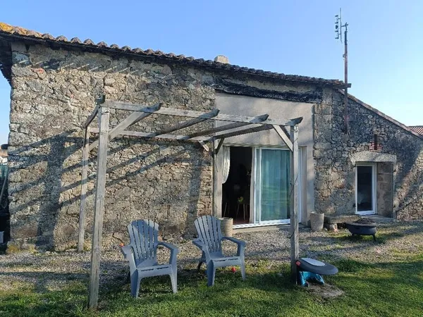 Maison de plain-pied en pierre, avec belle vue et grand terr