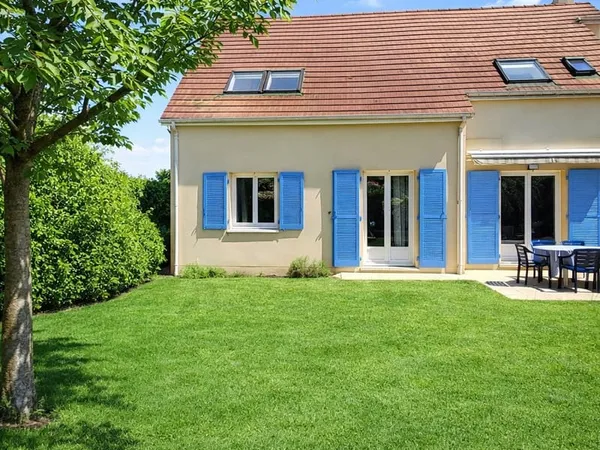 Maison secteur résidentiel au Calme non mitoyenne - Beaux Volumes