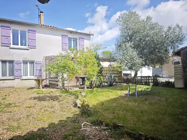 MAISON AVEC NOMBREUSES DEPENDANCES