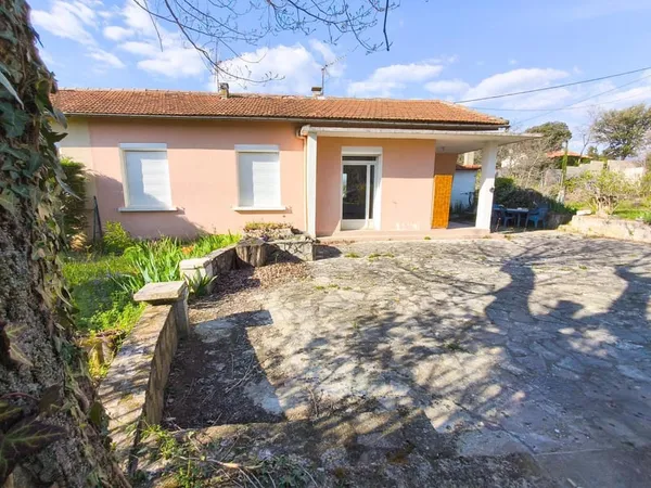 Maison de plain pied dans quartier résidentiel