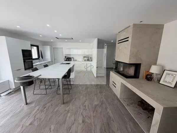 Maison contemporaine avec piscine et garage
