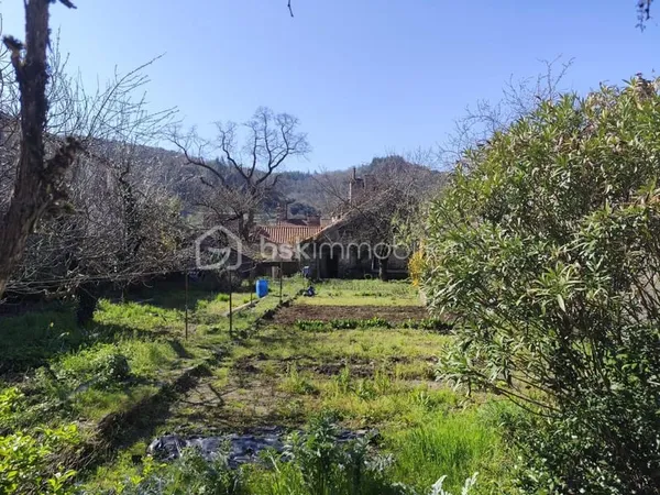 UNE MAISON, UN IMMEUBLE, UN GARAGE ... ET UN JARDIN ! EN PLEIN COEUR DE VILLE/OPPORTUNITÉ UNIQUE