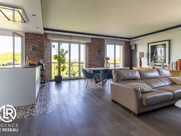 Appartement lumineux au dernier étage en parfait état avec v