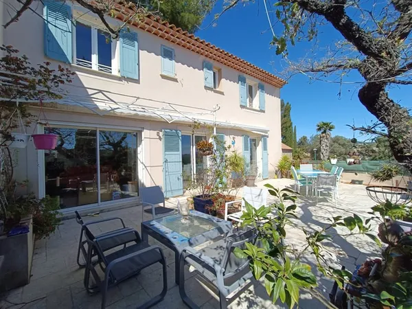 Maison à Costebelle avec terrasse de 65 m2 vue panoramique.