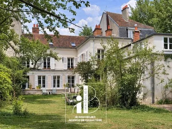 FONTAINEBLEAU - MAISON BOURGEOISE FIN XIX de 352 m² avec jardin.