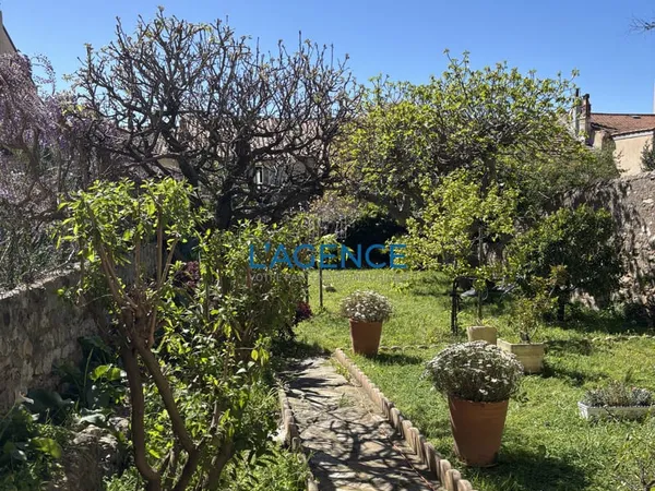 Maison de 215 m2 avec jardin de 350 m2 au centre ville de H