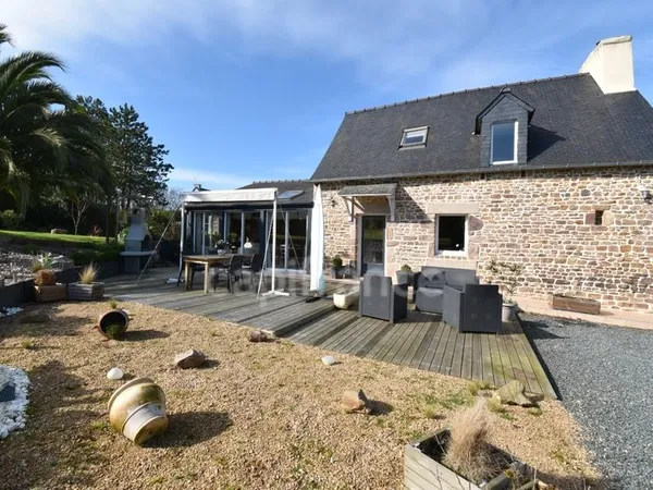 Maison rénovée avec jardin et studio