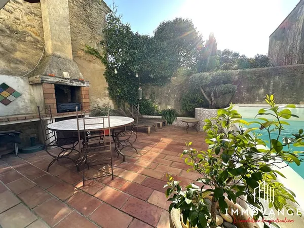 Maison de village avec patio, piscine à débordement, garage et