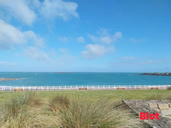 A vendre, bel appartement vue mer avec terrasse et jardin à saint Malo