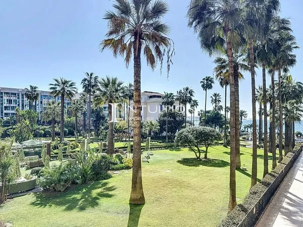 Cannes - Croisette : Magnifique appartement 3 pièces avec vue mer dans une résidence de renom