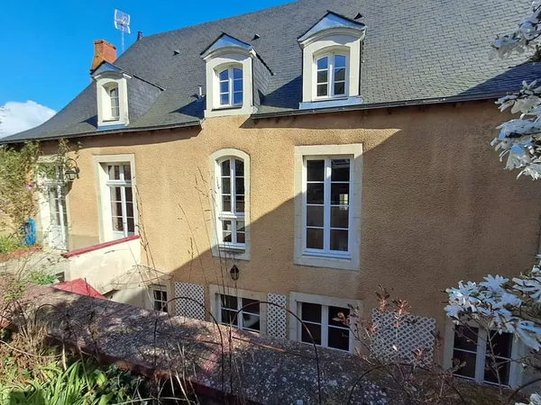 MAISON DE VILLE DE 210M2 AVEC CHARMANT JARDIN