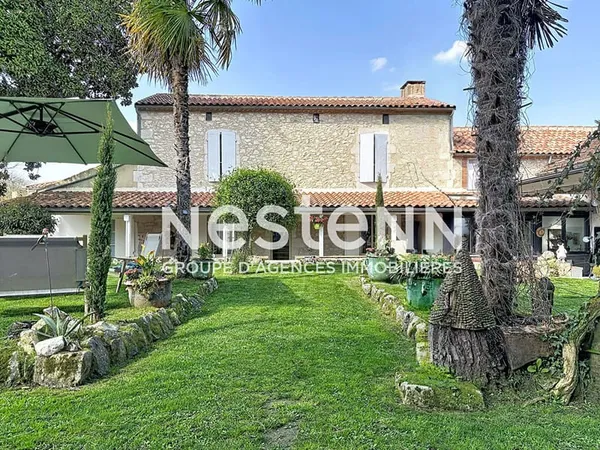 A vendre Demeure de caractère 270m² avec 3 chambres, piscine et grand terrain à Vianne.