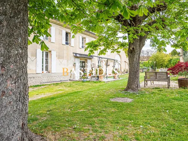 Grande maison en pierre avec dépendances