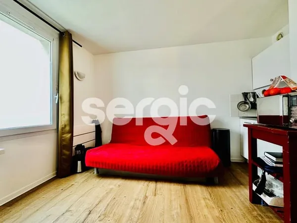 Studio centre ville, gare RER à 3 minutes à pieds