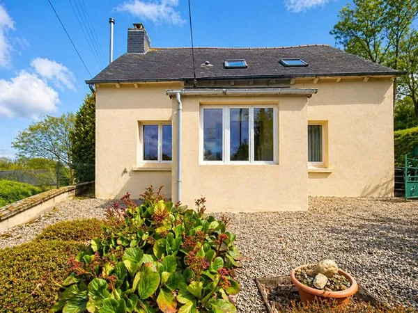 COTES D'ARMOR Maison de campagne paisible de 2/3 chambres avec garage et petite hangar