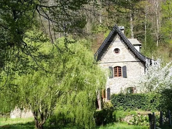 Moulin auvergnat authentique au bord d'un ruisseau