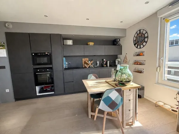 Dernier étage, appartement 3 pièces 58 m2 avec terrasse + pa