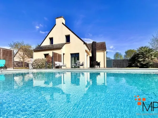 Maison familiale lumineuse avec piscine et grands volumes au calme à Bruz, en impasse dans un enviro