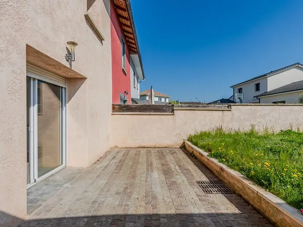 Maison récente 5 pièces à vendre à Meyzieu - Secteur Calabres