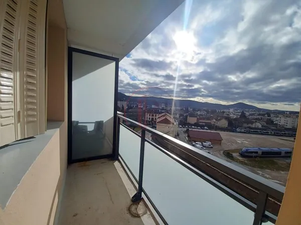 Appartement T4 à rénover avec garage