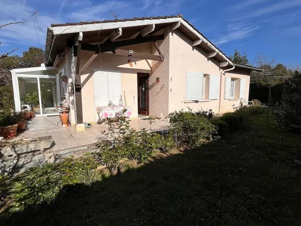 Maison de plain-pied avec jardin clos, véranda dans quartier à proximité des commerces