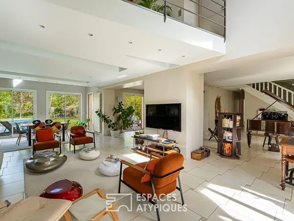 Maison contemporaine avec piscine dans un cadre verdoyant d'exception
