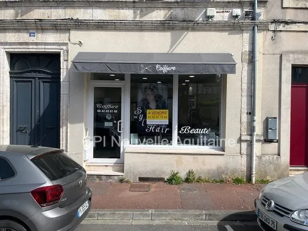 Angoulême, Salon de coiffure d'environ 35m².